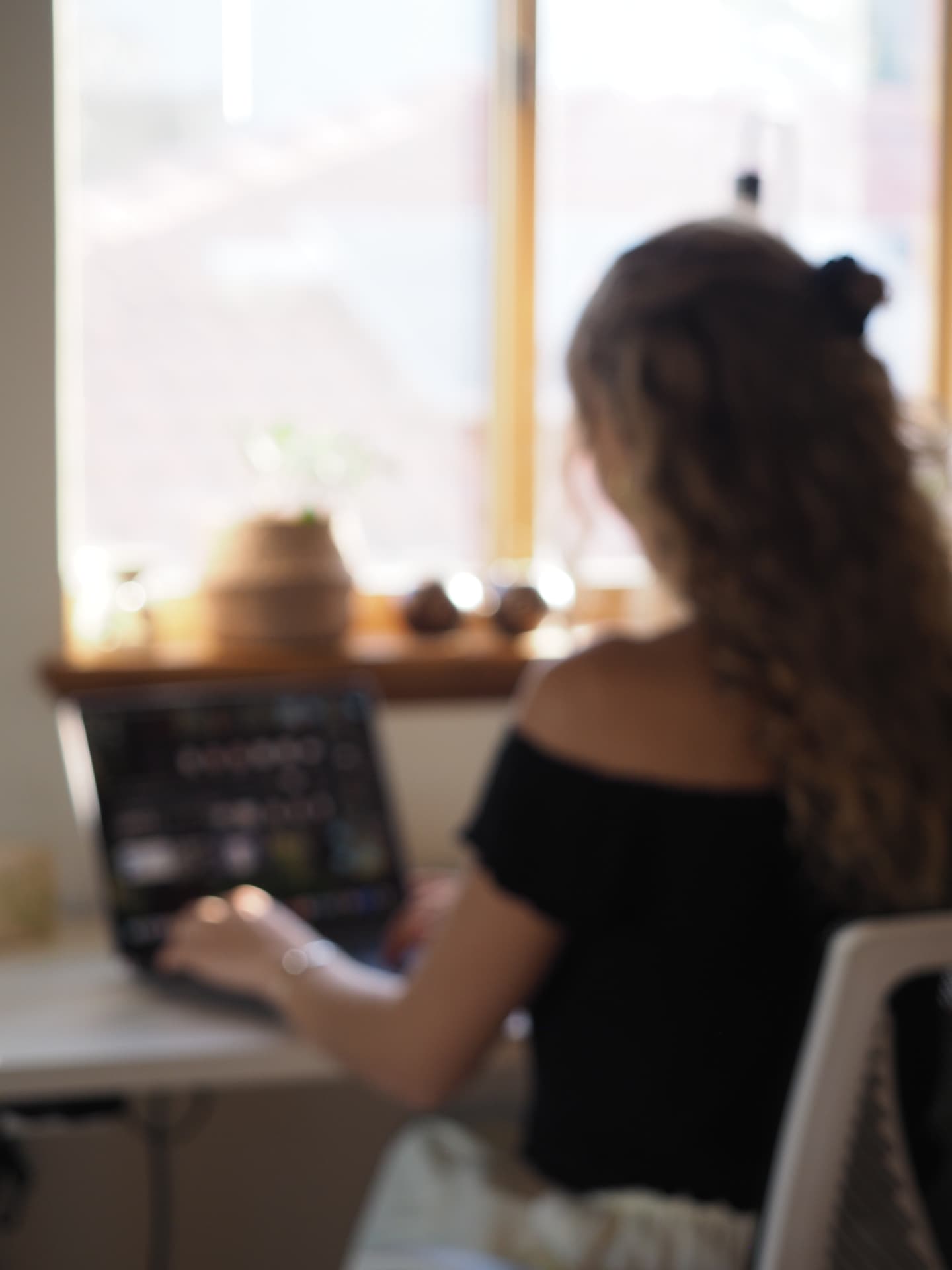 Anna-Lena viewed from behind during a laptop conversation